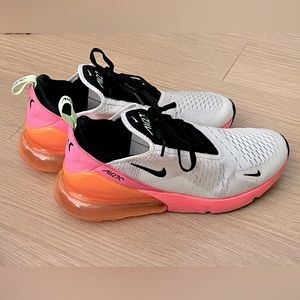Like New Women’s Nike Air Max 270 Shoes
